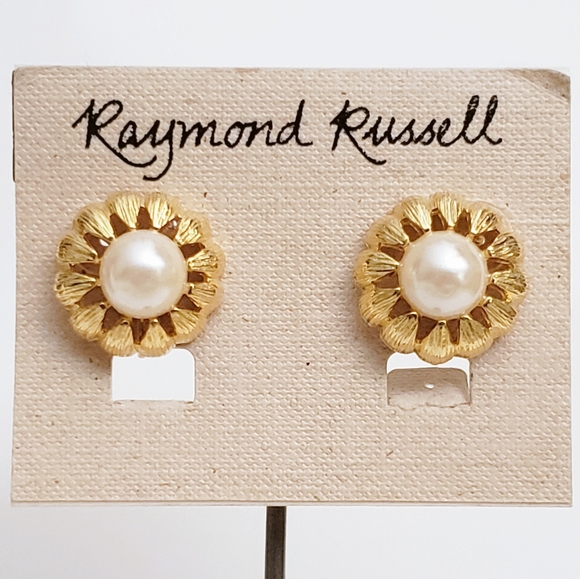 Vintage Raymond Russell Gold and Pearl Clip Earrings - Picture 5 of 5